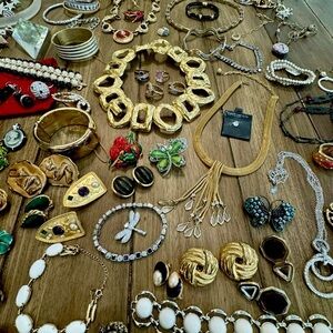 1 LB Vintage Estate Costume Jewelry 1 LB Lots, Signed And Unsigned All wearable